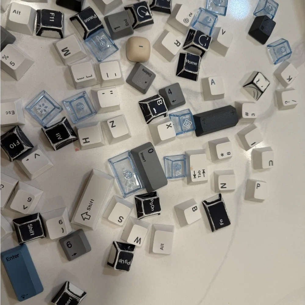 Source Unknown Mixed Color Keyboard Keycaps - Picture 5 of 8